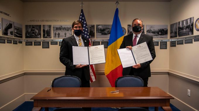Şeful Pentagonului mulţumeşte României pentru angajamentul faţă de NATO: America este umăr la umăr alături de România