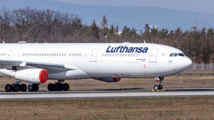 Lufthansa urmează exemplul rivalului British Airways şi elimină gustările gratuite pentru pasagerii de la clasa economy