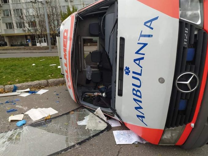 FOTO. O ambulanţă s-a răsturnat pe o stradă din Chişinău, după ce s-a ciocnit violent cu un automobil