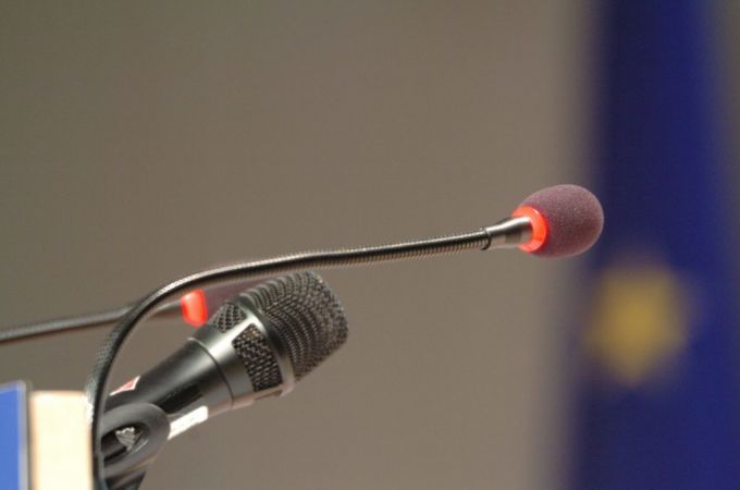 Comisia Europeană investeşte 3,9 milioane EUR în proiecte pentru a sprijini jurnalismul de investigaţie şi libertatea presei