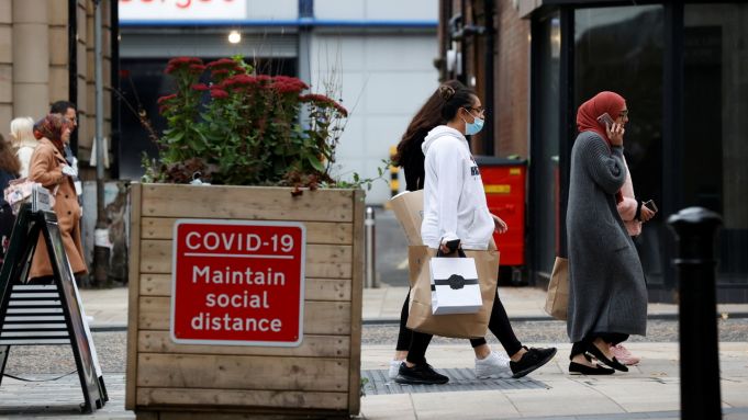Coronavirus: După o lună de lockdown, Anglia va reveni la restricţii locale în decembrie