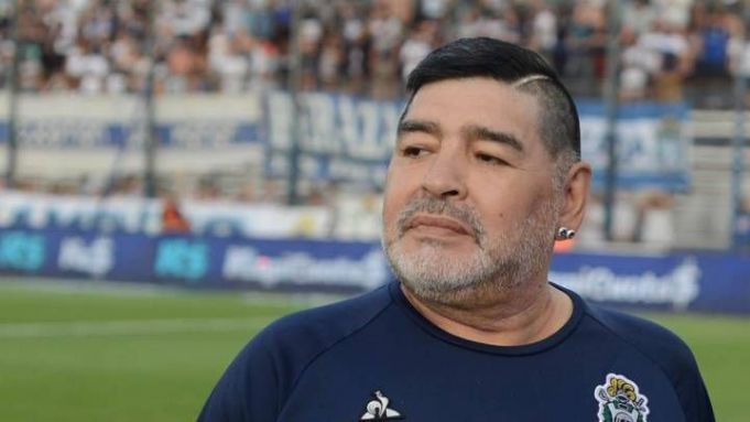 Legenda fotbalului mondial, Diego Maradona, a decedat la vârsta de 60 de ani în urma unui stop cardiorespirator