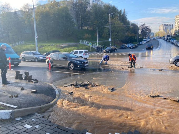 FOTO/VIDEO. Strada Albişoara, inundată. Ion Ceban: Carosabilul renovat nu a fost afectat