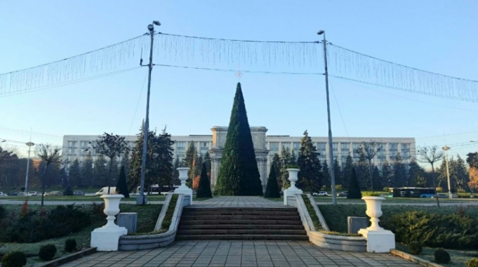 Chişinău: Inaugurarea sărbătorilor de iarnă va avea loc la 1 decembrie. Bradul a fost deja instalat