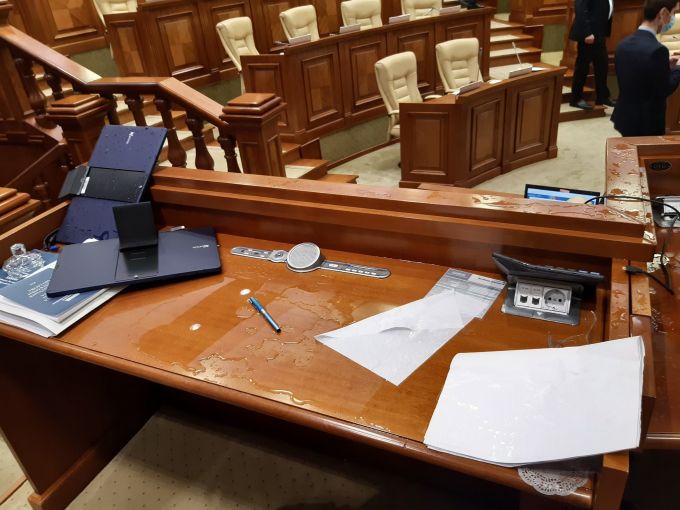 FOTO. Microfoane rupte şi un pahar spart în timpul altercaţiilor din Parlament