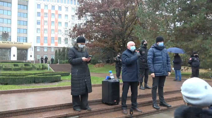 VIDEO. UPDATE: Protestul din faţa Parlamentului s-a încheiat