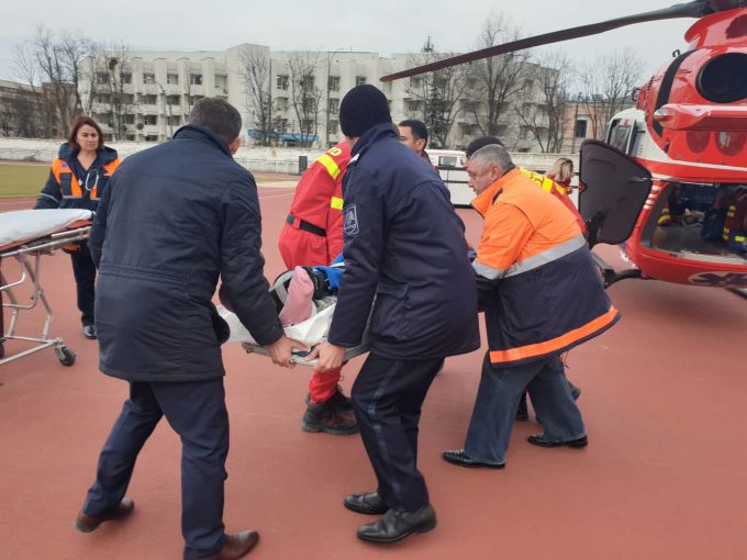 O minoră de 17 ani a fost adusă de la Iaşi la Chişinău cu un elicopter SMURD