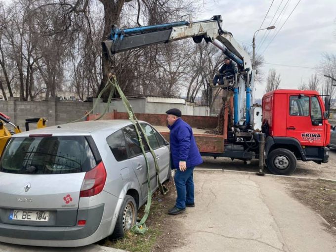 Autorităţile municipale s-au apucat să evacueze maşinile abandonate din Chişinău. Doar în sectorul Botanica au fost identificate 20 de unităţi