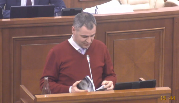 Octavian Ţîcu: O cărţulie profund antiromânească, în care se aduc jigniri statului român, distribuită în Parlament de angajaţii PSRM