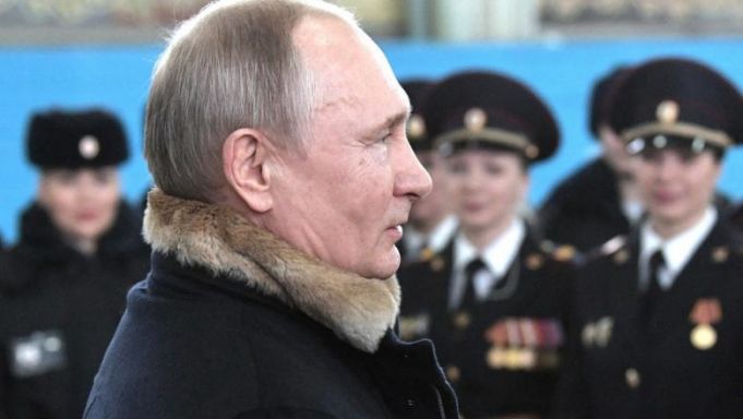 Vladimir Putin, „certat” de o femeie pe stradă: „E posibil să trăieşti cu 10.800 de ruble?"