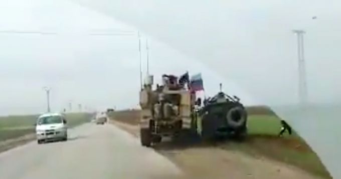 VIDEO. Ciocnire ruso-americană în Siria. Un vehicul de patrulare rus, escortat în afara ariei de operare a armatei SUA
