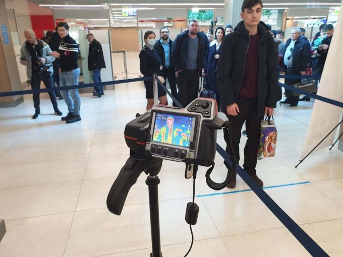FOTO. Călătorii care trec prin aeroportul Chişinău sunt supuşi unui test cu termoscaner, pentru identificarea celor cu risc de infectare cu coronavirus