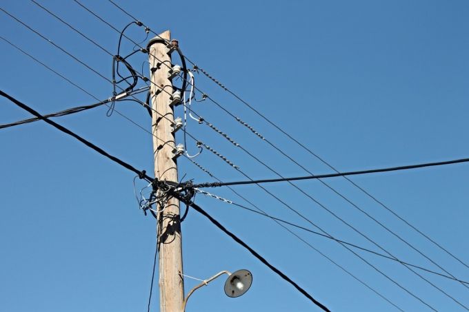 Peste 30 de localităţi din centrul şi sudul R. Moldova au rămas fără energie electrică, din cauza vântului puternic