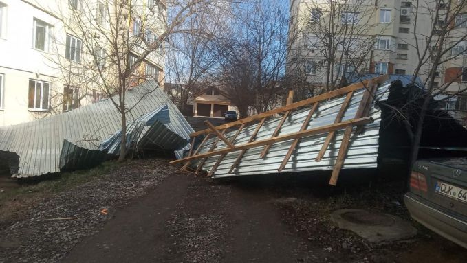 Vântul puternic face ravagii: Salvatorii au intervenit în câteva situaţii de risc