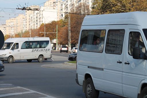 Au sau nu au ce căuta maxi-taxi-urile în Chişinău? Transportatorii aşteaptă de la Primărie o viziune clară