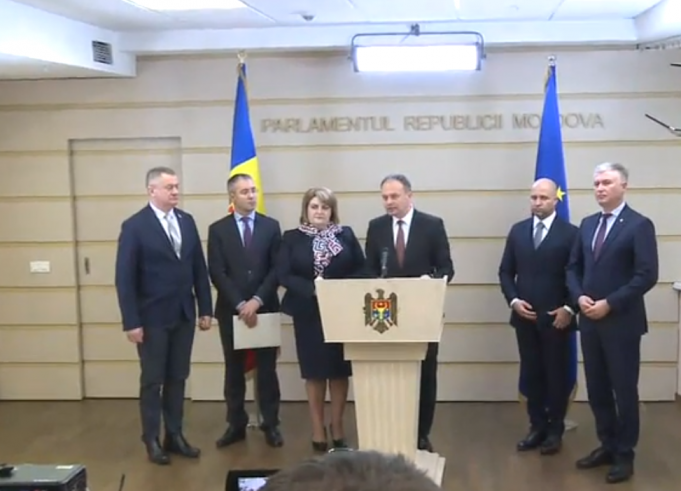 UPDATE. Pro Moldova: Primarii şi consilierii care au părăsit PD sunt şantajaţi. Pavel Filip: Minciuni grosolane
