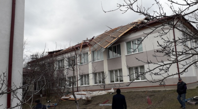 Acoperişurile a două instituţii de învăţământ din Tohatin şi Budeşti, distruse de vântul de acum câteva zile, vor fi reparate