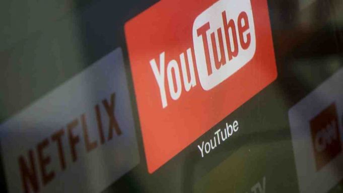 UE le cere platformelor de streaming Netflix şi YouTube să îşi limiteze serviciile pentru a preveni colapsul infrastructurii de reţea pe continent