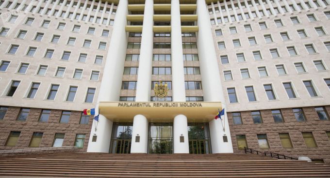 Aproape 685 de mii de lei donează Parlamentul Republicii Moldova în susţinerea luptei cu COVID-19