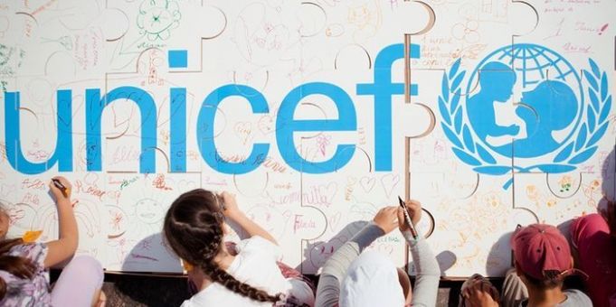 UNICEF: Cum să interacţionaţi şi să vă sprijiniţi copiii acasă în timpul pandemiei