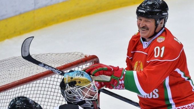 În plină pandemie Alexandr Lukaşenko a jucat hochei. Sportul este cel mai bun antivirus, declară preşedintele Belarus