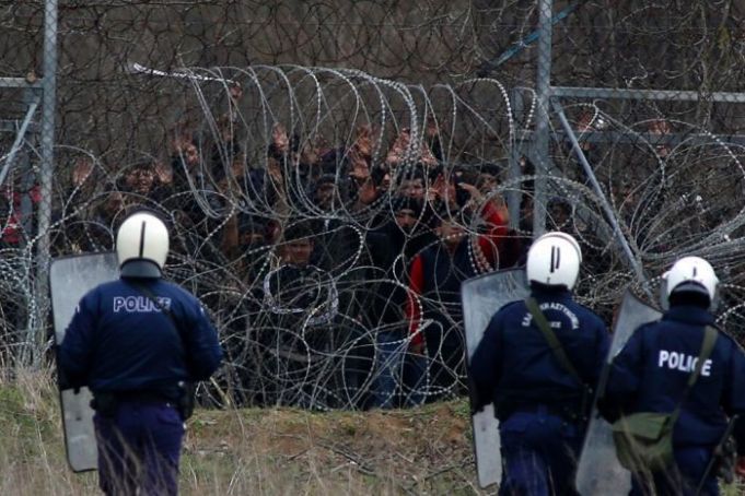 VIDEO.  Încordare la frontiera dintre Grecia şi Turcia. România, măsuri speciale în criza migranţilor