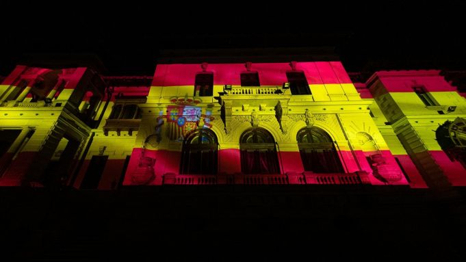 FOTO. România, solidară pe deplin cu Spania şi poporul spaniol. Palatul Cotroceni, iluminat în culorile drapelului Spaniei