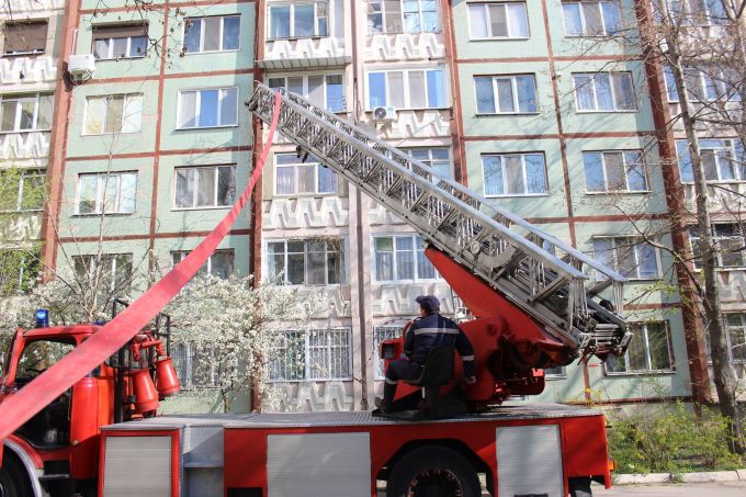Incendiu într-un bloc de locuit din Chişinău
