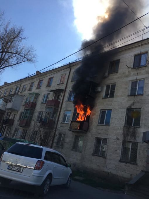 Incendiu într-un apartament din Chişinău. Şase persoane au fost evacuate de pompieri