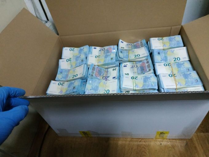Încă 50 de mii de euro au fost găsite în camionul cu peste un milion şi jumătate depistat la vama Leuşeni