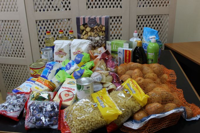 150 de familii cu copii aflate în situaţie de risc beneficiază de pachete cu produse alimentare şi de igienă