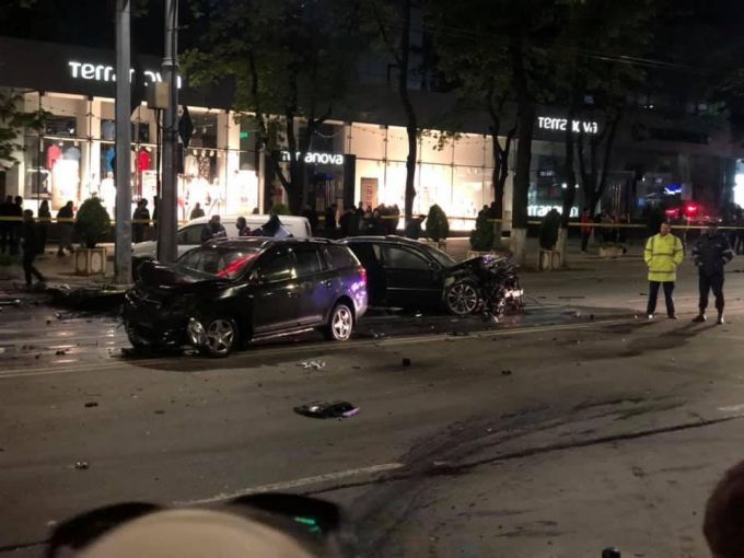 Grav accident de circulaţie în centrul Chişinăului, cu implicarea a mai multor autovehicule. Trei persoane şi-au pierdut viaţa