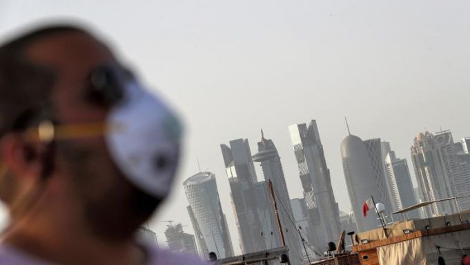 Qatarul a început să aplice pedepse extrem de severe celor care nu poartă măşti de protecţie în public