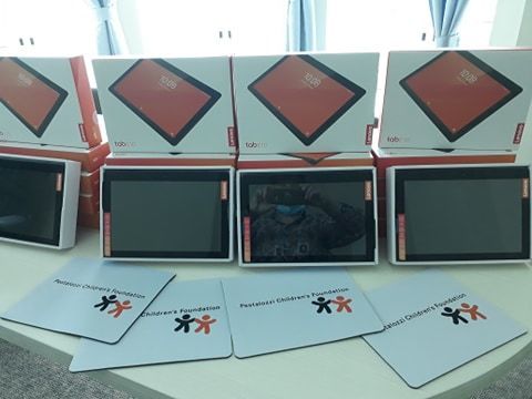 Ministerul Educaţiei: Peste 70 de tablete, 5 laptopuri şi 5 echipamente audio au fost oferite de o fundaţie pentru copii din Elveţia