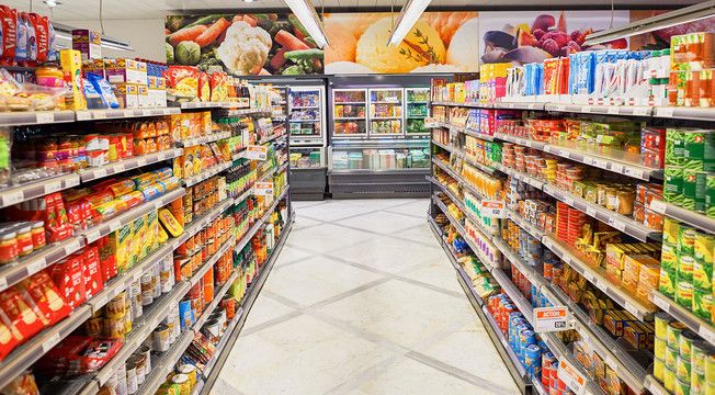 Magazine alimentare, care au activat în perioada stării de urgenţă, vor plăti o taxă locală mărită