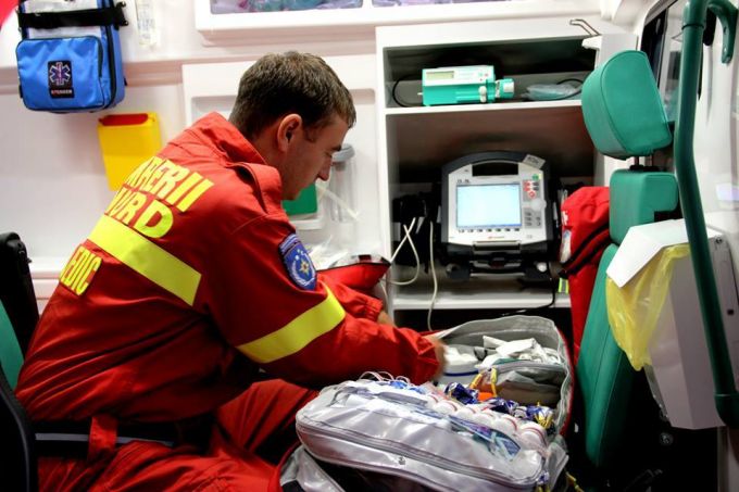 Doi pacienţi care aveau nevoie de hemodializă au fost aduşi azi-dimineaţă cu un echipaj SMURD la Chişinău