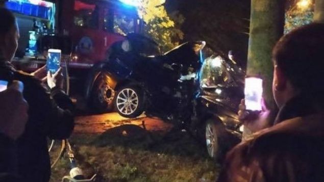 VIDEO. Un BMW s-a rupt în două în urma unui accident rutier, în Chişinău. Una dintre victime a rămas blocată între fiarele maşinii