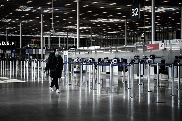 Cehia şi-a deschis aeroporturile pentru zborurile în spaţiul Schengen. Au fost relaxate controalele la punctele de frontieră cu Germania şi Austria