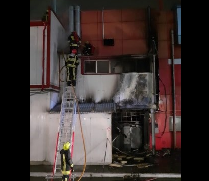 Chişinău: Pompierii au intervenit noaptea trecută în cazul unui incendiu, izbucnit la un magazin de pe strada Albişoara