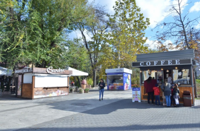 Pe timp de vară, în parcurile din Chişinău vor reveni rulotele şi tonetele cu îngheţată, băuturi răcoritoare şi produse de patiserie
