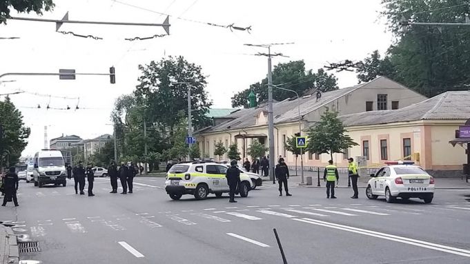 UPDATE: FOTO. Alertă cu bombă la Ambasada Federaţiei Ruse din Chişinău. Aceasta s-a dovedit a fi falsă