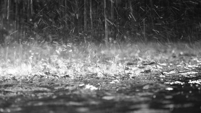 Meteorologii au anunţat Cod Galben de ploi cu descărcări electrice