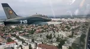 VIDEO. Aeronave ale Forţelor Aeriene Române au lansat flori deasupra SJU Suceava, în semn de recunoştinţă