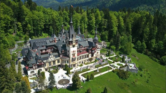 VIDEO. Castelele Peleş şi Pelişor s-au redeschis pentru turişti în condiţii speciale