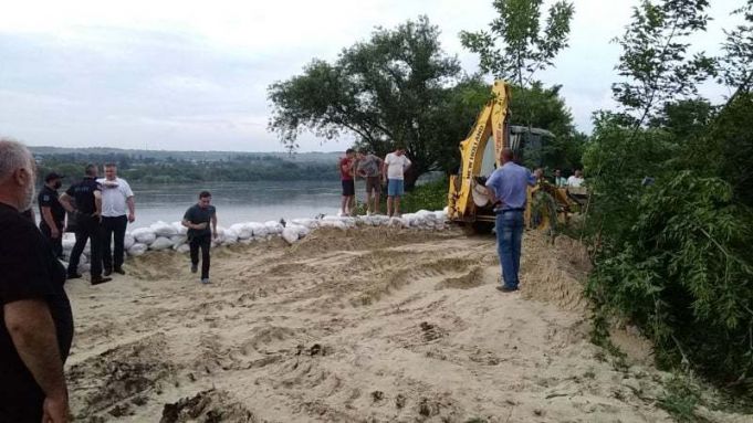 Salvatorii şi localnicii din Vălcineţ au construit un dig, pentru a preveni inundarea gospodăriilor