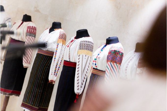 VIDEO. O expoziţie de costume tradiţionale este vernisată în Parlamentul de la Chişinău