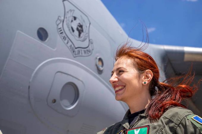 NATO: Românca Simona Măierean, prima femeie pilot din Europa care a fost certificată drept comandant de aviaţie în cadrul Unităţii de Transport Strategic a Alianţei