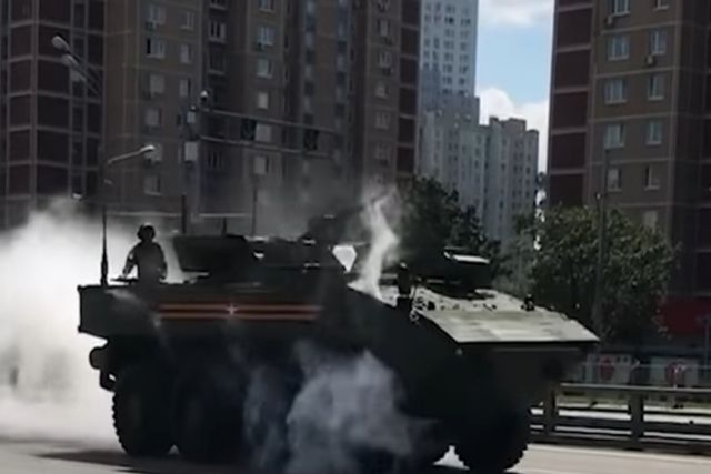 VIDEO. Un transportor blindat a luat foc în timpul paradei militare de la Moscova
