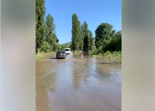INSP atenţionează şoferii: Să evite traseul care trece pe lângă localitatea Ciorna, din cauza apei pe partea carosabilă