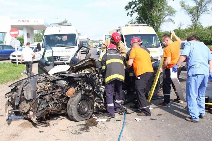 Accident în municipiul Bălţi. Salvatorii au fost solicitaţi pentru a scoate un bărbat blocat între fiare